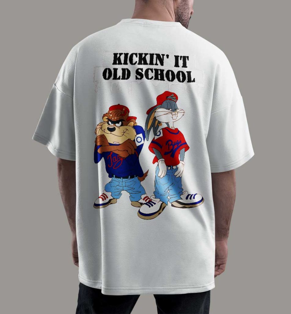 نمای پشت تیشرت اور سایز نخی سفید با طرح ترکیبی نوشته و عکس کارتونی